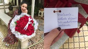 ใครเอ่ย? "แพท ณปภา" ยิ้มแก้มแตก หนุ่มปริศนาส่งกุหลาบช่อโตให้