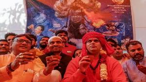 Incredible India! คนอินเดียจัดปาร์ตี้ดื่มฉี่วัวป้องกันโควิด-19