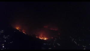 ไฟผลาญป่าตีนดอยสุเทพยังหนัก ลุกโชนแดงฉานลามประชิดรั้วบ้านป่าแหว่ง