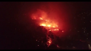 ไฟผลาญป่าตีนดอยสุเทพยังหนัก ลุกโชนแดงฉานลามประชิดรั้วบ้านป่าแหว่ง
