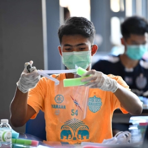 บุรีรัมย์ เกณฑ์นักเตะผลิตหน้ากาก แจกโรงพยาบาลทั่วจังหวัด