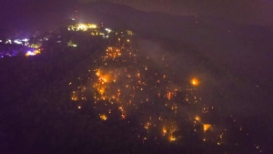 ภาพไฟไหม้ป่าใกล้วัดพระธาตุดอยสุเทพเมื่อค่ำวันที่ 29 มี.ค. 63 ซึ่งถ่ายโดยโดรนอาสา