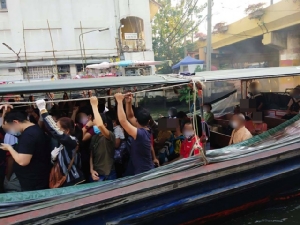 ภาพผู้โดยสารเรือคลองแสนแสบ ยังคงแออัดสวนทางการรณรงค์ “Social Distancing”