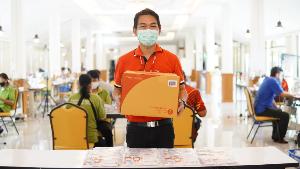 ‘ไปรษณีย์ไทย’ อาสา รับ-ส่งสิ่งของเคียงข้างคนไทย