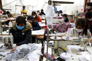 เวียดนามระดมกำลังผลิตหน้ากากอนามัยได้ 5.72 ล้านชิ้นต่อวัน