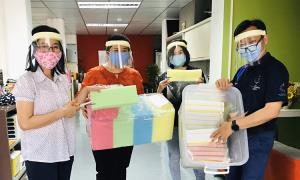 กายภาพฯ ม.รังสิต ผลิต Face Shield ช่วยเหลือ รพ.ชายแดน