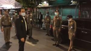 “ประยุทธ์” ดอดเยี่ยม ตร.ด่านเคอร์ฟิวย่านบางลำพู ให้กำลังใจเจ้าหน้าที่