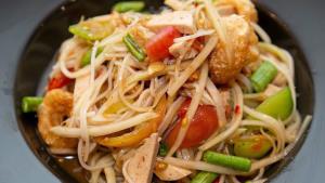 “ส้มตำ” รับประทานได้ มีแร่ธาตุวิตามินเยอะ แต่ไม่มีหลักฐานยืนยันป้องกันเชื้อโควิด-19