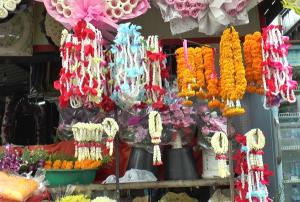 พิษโควิดทำร้านขายดอกไม้พวงมาลัยบุรีรัมย์ซบเซาสุดในรอบ 20 ปี หลังรัฐห้ามจัดสงกรานต์
