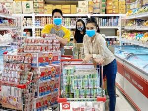 คู่รักรวยน้ำใจ “ศรีริต้า-กรณ์” ทำดีต่อเนื่อง ซื้อของเตรียมแพ็กถุงยังชีพแจกจ่ายชุมชน
