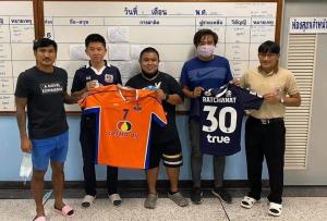 "ตูน บอดี้สแลม" ประมูลเสื้อสุพรรณฯ 2.3 หมื่น ช่วยรพ.บ้านเกิด