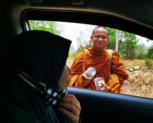 ประทับใจ! ครอบครัวอิสลามเจอพระสงฆ์ระหว่างทาง แบ่งปันน้ำดื่ม ชาวเน็ตชื่นชมไม่แยกศาสนา