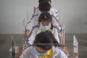 ‘แผ่นพลาสติกใส’ อุปกรณ์ใหม่ในชั้นเรียนของอู่ฮั่น