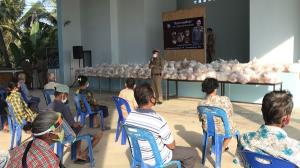 ตำรวจของประชาชน ตำรวจเพชรบุรีแจกข้าวกล่องให้ประชาชนชาวบ้านลาด เพื่อบรรเทาความเดือดร้อน
