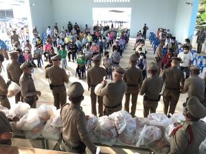 ตำรวจของประชาชน ตำรวจเพชรบุรีแจกข้าวกล่องให้ประชาชนชาวบ้านลาด เพื่อบรรเทาความเดือดร้อน