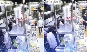ภาพช็อก! เชฟร้านดังถ่มน้ำลายใส่อาหารลูกค้าระหว่างวิกฤตโควิด-19 (ชมคลิป)