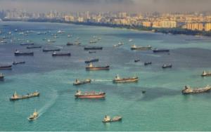 ซูเปอร์แทงก์เกอร์และเรือขนาดอื่นๆ ทอดสมอรออยู่ในน่านน้ำของสิงคโปร์ – ภาพจากเฟซบุ๊ก 