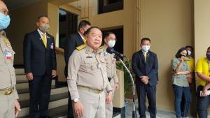 “ประวิตร” ปัดตอบเตรียมนั่งหัวหน้าพรรค พปชร. ลั่นไม่มีปัญหาภายใน-สื่อคิดไปเอง