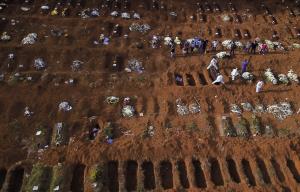 เจ้าหน้าที่ในชุดป้องกันนำศพผู้เสียชีวิตจากโควิด-19 ไปทำการฝังที่สุสาน วิลา ฟอร์โมซา ซึ่งเป็นสุสานขนาดใหญ่ที่สุดของบราซิลในรัฐเซาเปาลู 