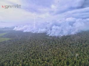 แม่ทัพภาค 4 ขึ้นบินลุยสำรวจสถานการณ์ไฟไหม้ป่าพรุบาเจาะ หลังเผาวอดแล้วกว่า 100 ไร่