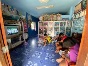 “บ้านปันเรียน” สำรวจชุมชน-แบ่งปันทีวี ช่วยเด็กขาดโอกาสเรียนออนแอร์ ชุมชนผู้ประสบภัยสึนามิ