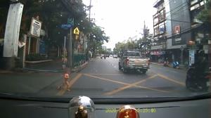 อุทาหรณ์! หนูน้อยวิ่งพรวดลงถนน โชคดีไม่เกิดเหตุร้ายแรง วอนผู้ปกครองดูแลใกล้ชิด