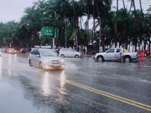 ฝนถล่มชลบุรีรอบ &amp;#8203;2&amp;#8203; ทำถนนสายชายหาดบางแสนน้ำท่วม&amp;#8203;ขัง พ่อค้าแม่ค้าเก็บของจ้าละหวั่น&amp;#8203;