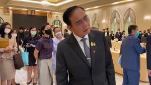“ประยุทธ์” เขินถูกแซว เปลี่ยนลุคโดนใจโซเชียล ตอบแก้เขินบางครั้งก็ขี้โมโห
