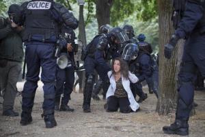 In Clip: ฝรั่งเศสระอุ! หลังคลิปตำรวจใช้ความรุนแรง “รุมจับพยาบาลชุดขาว” หลังประท้วงขว้างสิ่งของใส่