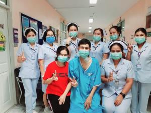 “น้องเนย” หนุ่มบิ๊กไบค์พลเมืองดี เหยื่อกราดยิงโคราช กลับบ้านแล้วหลังรักษาตัวใน รพ.นานหลายเดือน