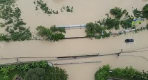 ฝายน้ำเขตรอยต่อชลบุรี-ระยองแตก ทำน้ำทะลักท่วมถนน ห้องเช่านับ 100 ห้อง