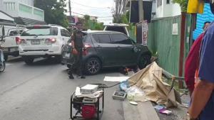 เก๋งซิ่งเข้าซอยพุ่งชนคนซื้อปาท่องโก๋ดับคาใต้ท้องรถ