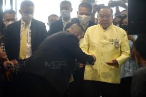 “บิ๊กป้อม” เผย “สมเด็จพระสังฆราช” ประทานพรให้ขาดีขึ้น-ประทานพรให้ทุกคน
