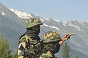 ทหารกองกำลังความมั่นคงชายแดน (BSF) ของอินเดีย เฝ้ารักษาทางหลวงสายที่มุ่งหน้าไปยังเมืองเลห์ ซึ่งอยู่ตรงชายแดนตติดต่อกับจีน เมื่อวันที่ 17 มิถุนายน 2020 