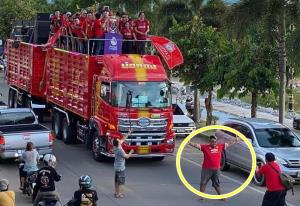 วิจารณ์สนั่น! เด็กผีขวางรถแห่แชมป์ "หงส์แดง" (คลิป)