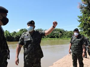 “รอง มทภ.4” ตรวจด่านชายแดนไทย-มาเลย์ตลอดแนวแม่น้ำโก-ลก ย้ำทหารคุมเข้มช่องทางธรรมชาติ