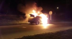 หนุ่มใหญ่ขับเก๋ง BMW กลับบ้าน เกิดเพลิงลุกไหม้วอดทั้งคันกลางถนน
