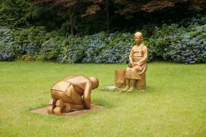 ญี่ปุ่นกริ้ว! เกาหลีสร้างรูปปั้น “อาเบะ” คุกเข่าขออภัย “ทาสกาม” สงครามโลก