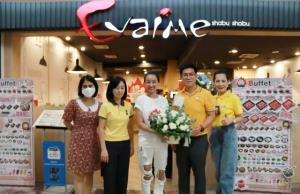 เอ็ม บี เค เซ็นเตอร์ มอบดอกไม้แสดงความยินดีเปิดร้านใหม่ “อีวาไอเมะ ชาบู ชาบู”