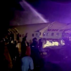 In Pics: เครื่องบิน ‘แอร์อินเดียเอ็กซ์เพรสส์’ ไถลออกนอกรันเวย์สนามบินเกรละ ผดส.ดับ 18 ศพ-เจ็บเป็นร้อย