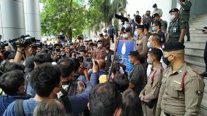 ตำรวจหิ้ว “อานนท์-ไมค์ ระยอง” ฝากขังศาลอาญา กลุ่มประชาชนปลดแอกรวมตัวให้กำลังใจ พยายามฝ่าแผงกั้น!