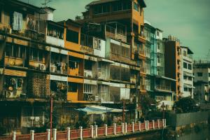Reverse Mortgage การเมืองแตกแยก พ่อแม่เอาบ้านไปฝากแบงก์คือคำตอบ?