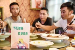 ร้านอาหารจีนขอโทษให้ลูกค้า "ชั่งน้ำหนัก" ก่อนเข้าร้าน เพราะไม่อยากให้กินเยอะเกิน