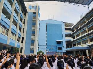 ติดเทรนด์ทวิตเตอร์ “โรงเรียนหน้าเขาไม่เอาเผด็จการ” หลังนักเรียนแห่ทำกิจกรรมชู 3 นิ้ว หลังเคารพธงชาติ