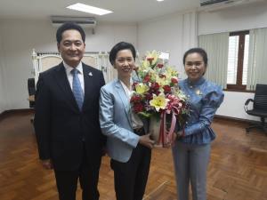 “อนุชา-ไตรศุลี” มอบแจกันดอกไม้วันเกิด “รัชดา” เพื่อนร่วมทีมโฆษกรัฐบาล