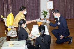 กลุ่มทรูร่วมพิธีเข้าเฝ้าทูลละอองพระบาท และรับพระราชทานภาพวาดฝีพระหัตถ์ “นก” ในฐานะผู้สนับสนุนมูลนิธิหอศิลปะแห่งรัชกาลที่ ๙ โครงการวิศิษฏศิลปิน