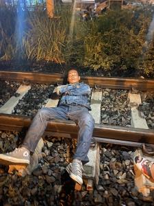 หนุ่มใหญ่น้อยใจหาสมัครงานไม่มีใครรับ ตัดสินใจนอนบนรางรถไฟหวังฆ่าตัวตาย