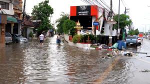 ฝนซัดชั่วโมงเดียวถนนแทบทุกสายในเมืองขอนแก่นน้ำท่วม ขยะเยอะอุดตันท่อระบายน้ำ