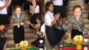 โมเมนต์น่ารัก! นักเรียนกั้นประตูเงินประตูทอง จัดเซอร์ไพรส์วันเกิดครู (ชมคลิป)