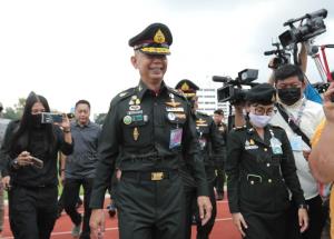 “บิ๊กแดง” ปัดตอบวุฒิฯ คว่ำ 4 ญัตติแก้ รธน. ย้ำบทเฉพาะกาล ส.ว. รับยากทหารดูแลม็อบ